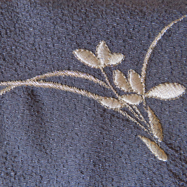 優しいちりめん刺繍入り御念珠袋（濃紺）