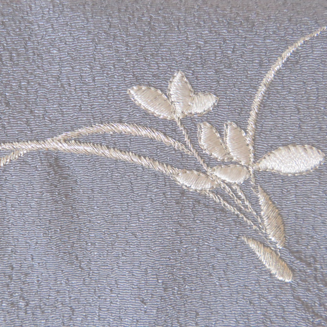優しいちりめん刺繍入り御念珠袋（濃紺）