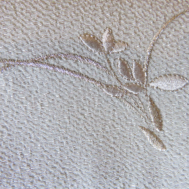 優しいちりめん刺繍入り御念珠袋（銀ネズミ色）