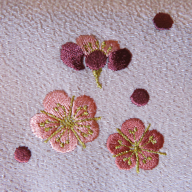 優しいちりめん刺繍入り御念珠袋（薄ピンク色）