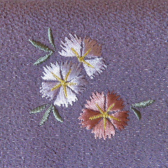 優しいちりめん刺繍入り御念珠袋（紫根色）