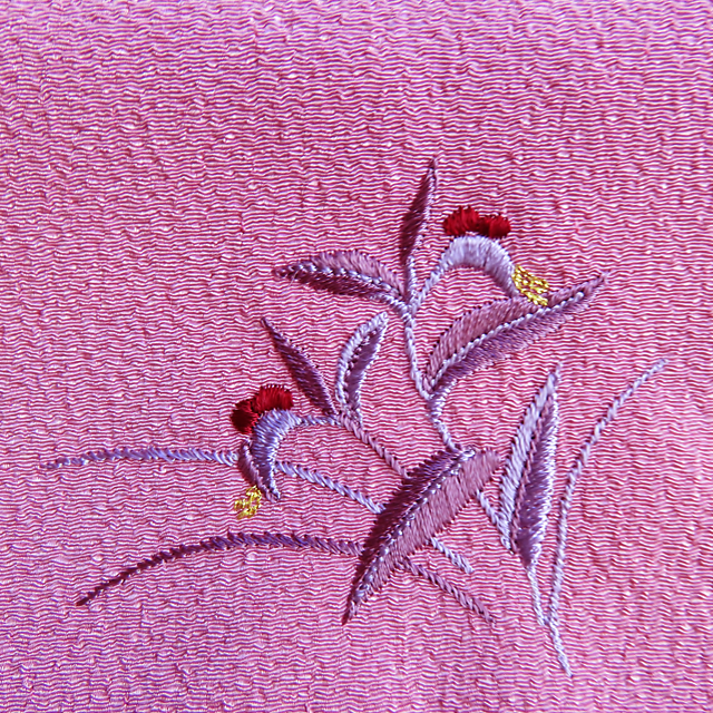 優しいちりめん刺繍入り御念珠袋（ピンク色）