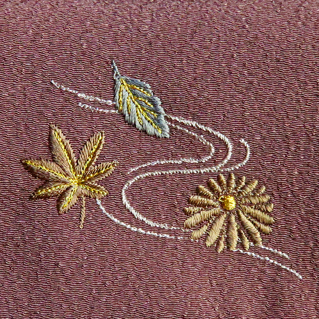 優しいちりめん刺繍入り御念珠袋（茶色）