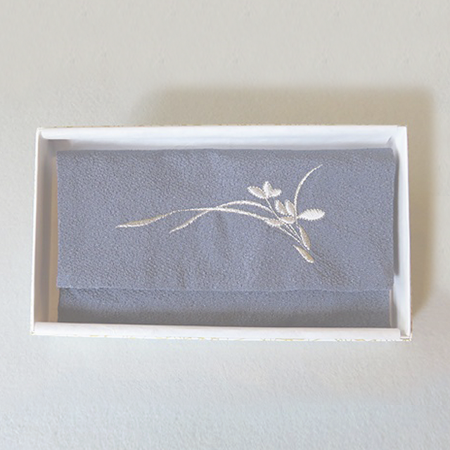 優しいちりめん刺繍入り御念珠袋（濃紺）