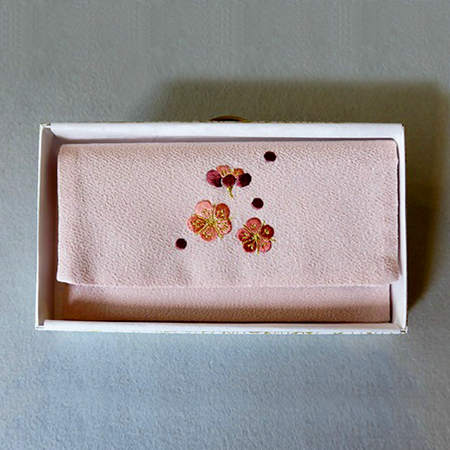 優しいちりめん刺繍入り御念珠袋（薄ピンク色）
