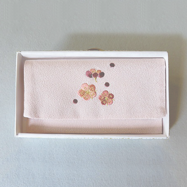 優しいちりめん刺繍入り御念珠袋（薄ピンク色）