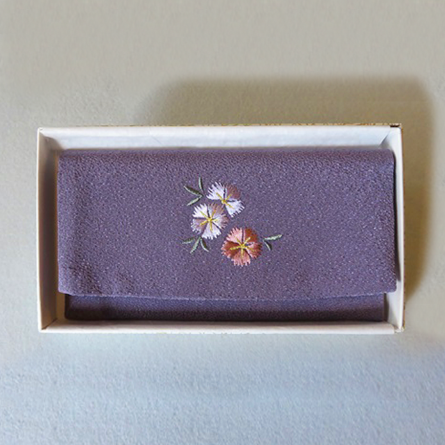 優しいちりめん刺繍入り御念珠袋（紫根色）