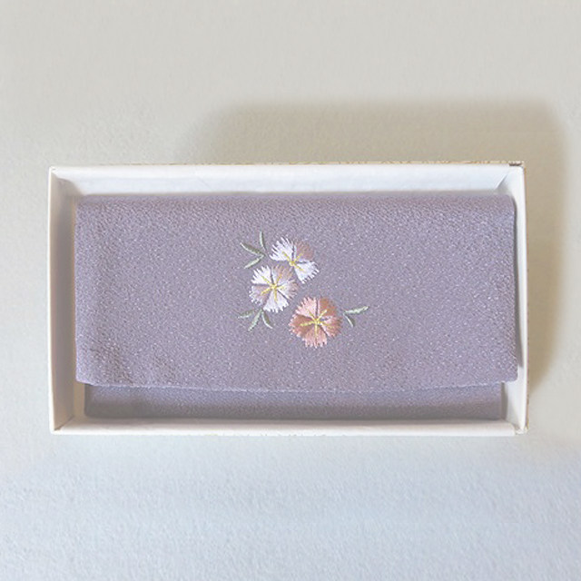 優しいちりめん刺繍入り御念珠袋（紫根色）