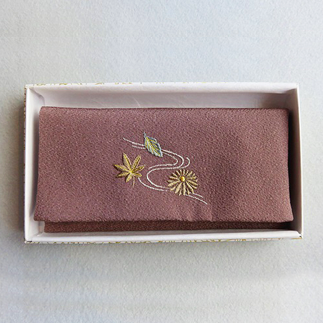 優しいちりめん刺繍入り御念珠袋（茶色）