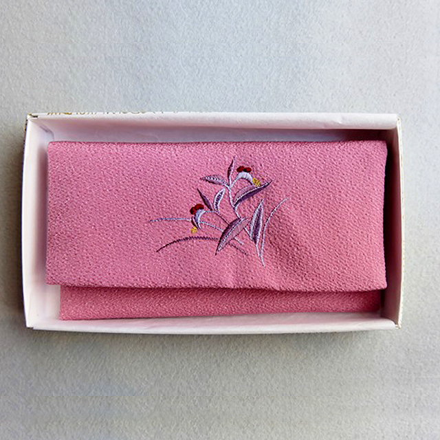 優しいちりめん刺繍入り御念珠袋（ピンク色）