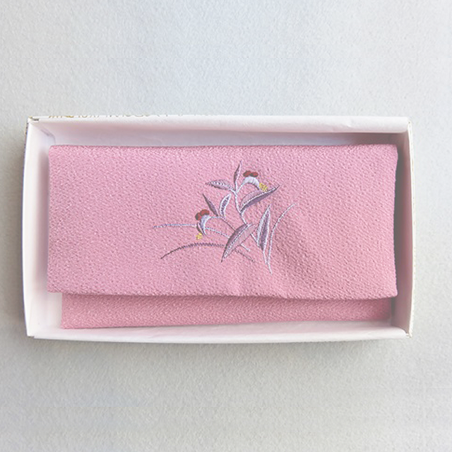 優しいちりめん刺繍入り御念珠袋（ピンク色）