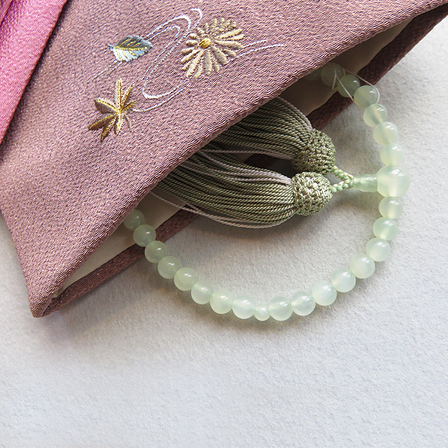 優しいちりめん刺繍入り御念珠袋（茶色）