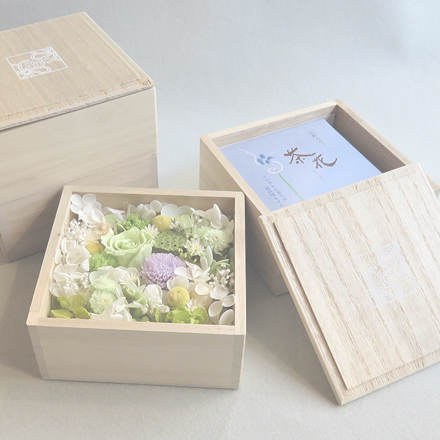 小さな"お花と線香"の桐箱セット（グリーン）