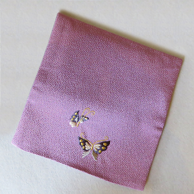 優しいちりめん刺繍入り御念珠袋（藤色）