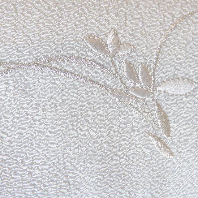 優しいちりめん刺繍入り御念珠袋（銀ネズミ色）